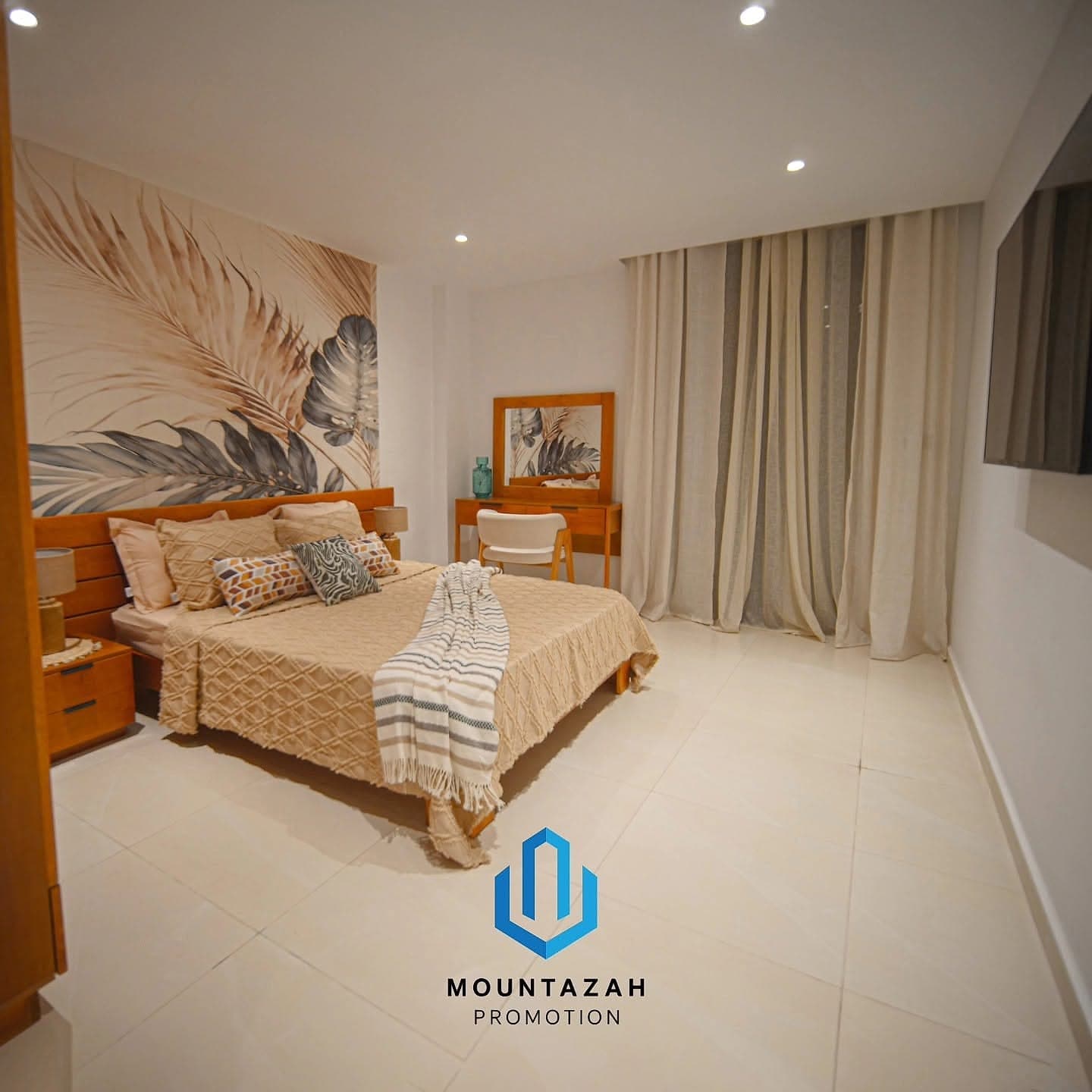 Chambre parentale au décor tropical, tête de lit en bois et fresque murale