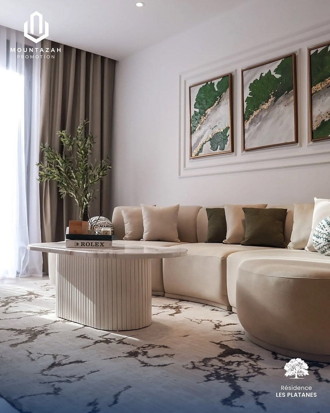 Détail d'un séjour : table basse cannelée et objets décoratifs raffinés